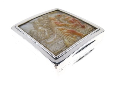 Lot 109 - Late George III silver and mother of pearl snuff box