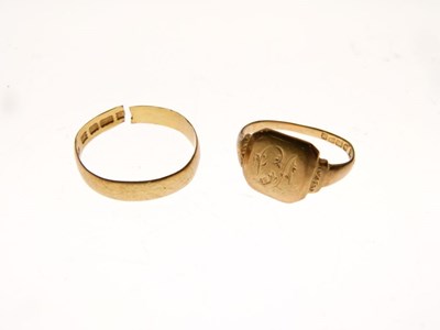 Lot 19 - 22ct gold wedding band, and an 18ct gold signet ring