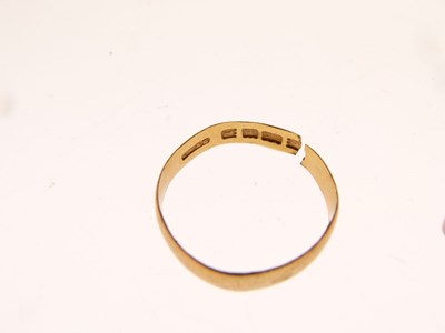 Lot 19 - 22ct gold wedding band, and an 18ct gold signet ring