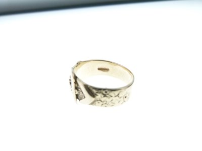 Lot 21 - 9ct gold buckle ring