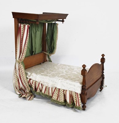 Lot 657 - Miniature half-tester bed