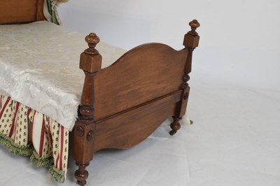 Lot 657 - Miniature half-tester bed