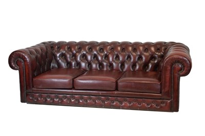 Lot 724 - Wine deep-buttoned Chesterfield settee