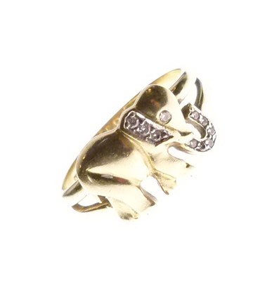 Lot 29 - Elephant design diamond set ring