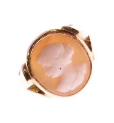 Lot 26 - Edwardian 15ct gold shell cameo ring