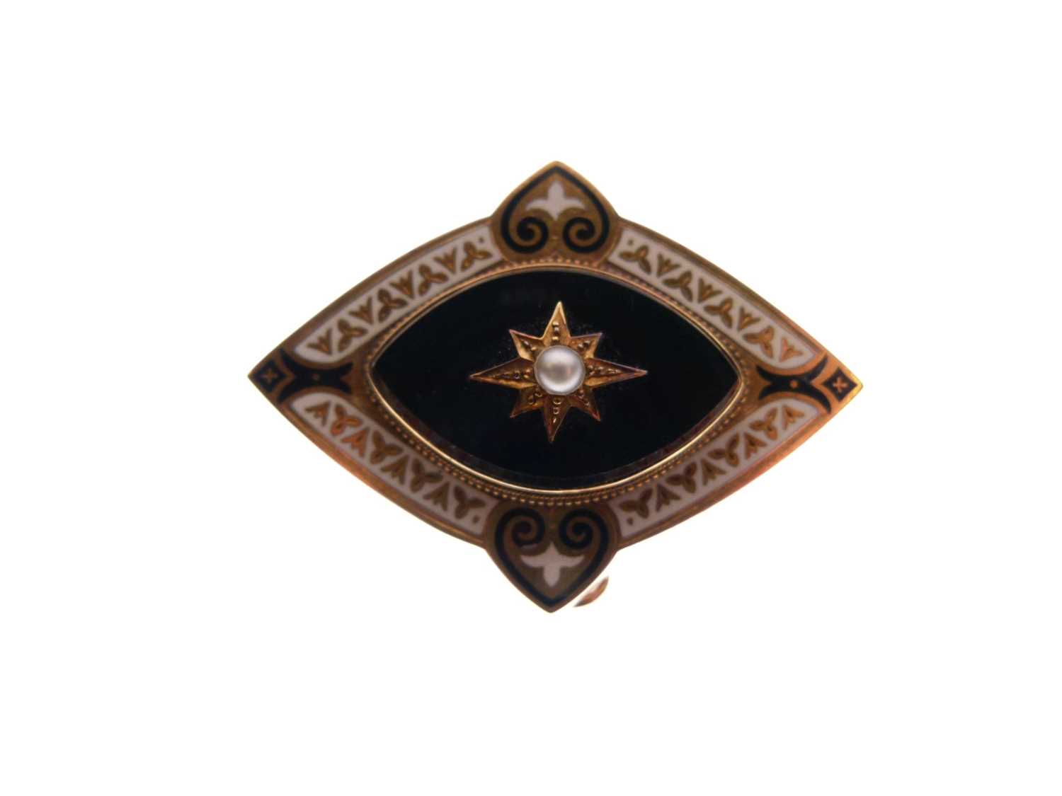 Lot 139 - Victorian mourning brooch