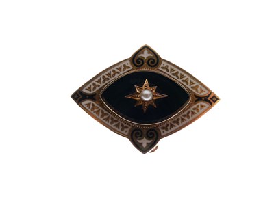 Lot 139 - Victorian mourning brooch