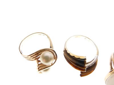 Lot 37 - Three various gold dress rings