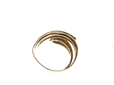 Lot 22 - Yellow metal (18K) serpent ring