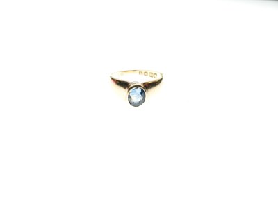 Lot 16 - George V 18ct gold ring set sapphire