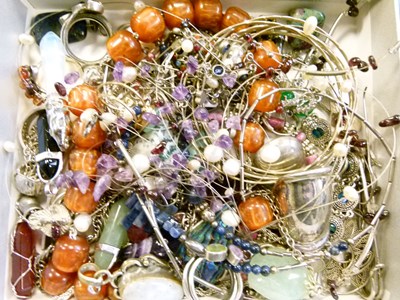 Lot 181 - Quantity of costume jewellery
