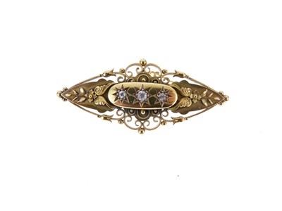 Lot 141 - Edwardian 15ct gold brooch set three old-cut diamonds