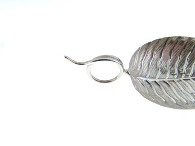 Lot 72 - George III silver caddy spoon of leaf design