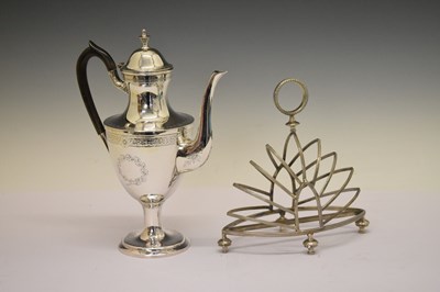 Lot 254 - Silver plated coffee pot in the Georgian taste together with a plated 'sunburst' toast rack