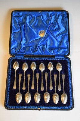 Lot 260 - Cased set of twelve early 20th Century silver teaspoons