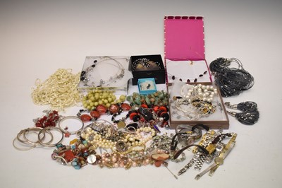 Lot 185 - Quantity of costume jewellery