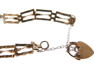 Lot 104 - 9ct gold gate bracelet