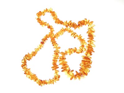 Lot 172 - Tumbled amber bead necklace