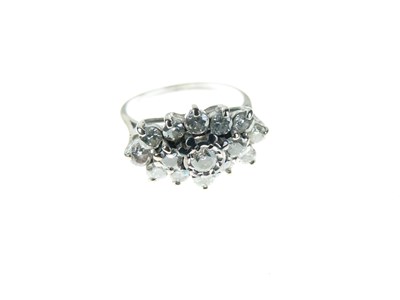 Lot 8 - Fifteen-stone diamond cluster ring