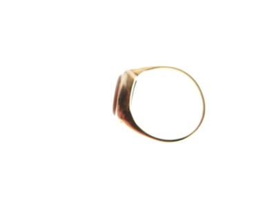 Lot 40 - Unmarked yellow metal intaglio signet ring
