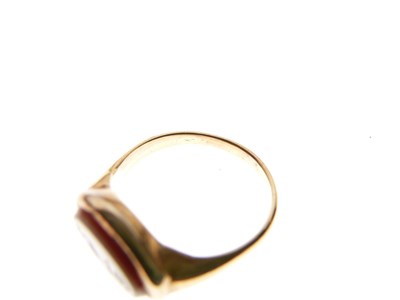 Lot 40 - Unmarked yellow metal intaglio signet ring