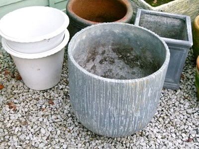 Lot 732 - Quantity of garden pots and planters