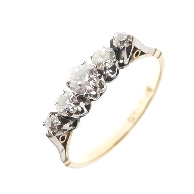 Lot 8 - Graduated five-stone diamond ring