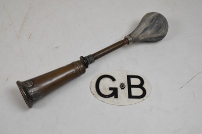 Lot 201 - Vintage 'King of the Road' car horn and tin plate 'GB' badge