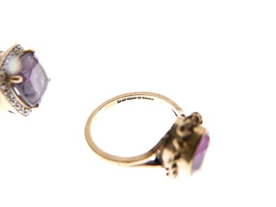 Lot 31 - Two 9ct gold rings