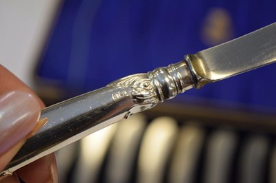 Lot 131 - Set of twelve Edward VII tea knives together with set of six Elizabeth II gilt coffee spoons