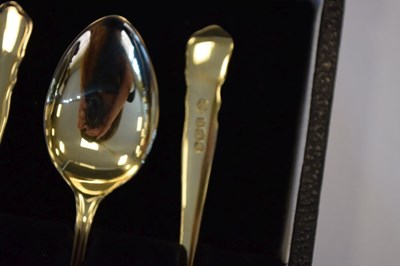 Lot 131 - Set of twelve Edward VII tea knives together with set of six Elizabeth II gilt coffee spoons