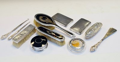Lot 133 - Quantity of silver items to include, shoe horns , brushes etc