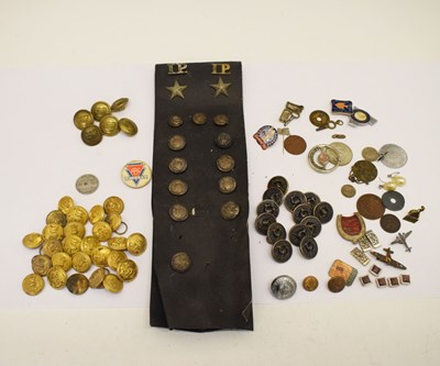 Lot 168 - Military buttons, badges