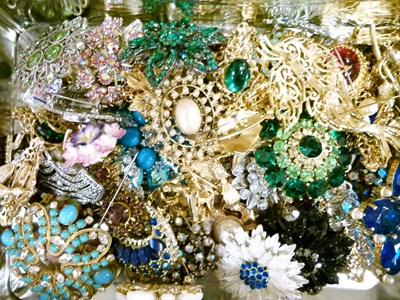 Lot 60 - Large quantity of costume jewellery