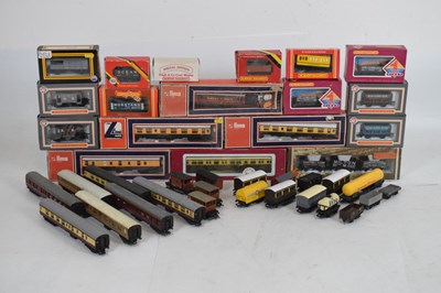 Lot 258 - Mixed group of boxed and loose 00 gauge railway train set wagon, carriage and rolling stock.