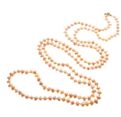 Lot 48 - Row of pink-coloured freshwater pearls