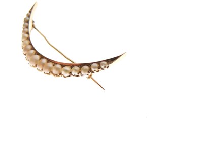Lot 32 - Crescent-shaped bar brooch set freshwater pearls