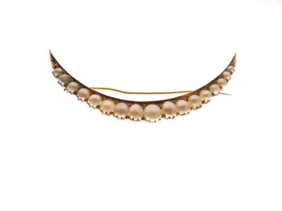 Lot 32 - Crescent-shaped bar brooch set freshwater pearls