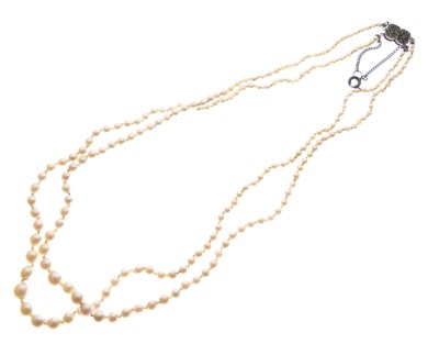 Lot 44 - Two-row graduated cultured pearl necklace