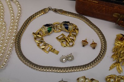 Lot 57 - Costume jewellery