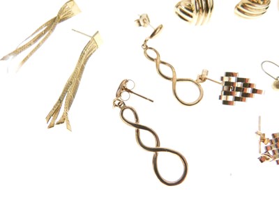 Lot 42 - Assorted gold, yellow metal, and unmarked jewellery