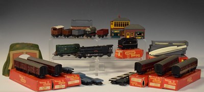 Lot 243 - Quantity of Triang Railways 00 gauge railway trainset items