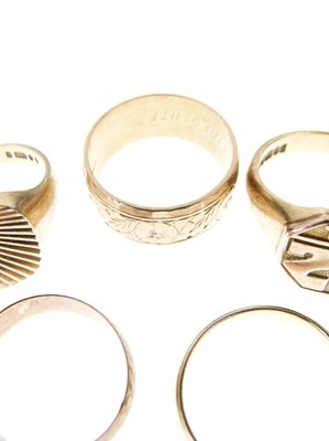 Lot 5 - Quantity of 9ct gold signet rings and wedding bands