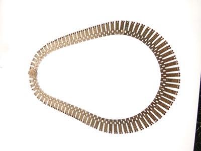 Lot 53 - 9ct gold graduated fringed necklace