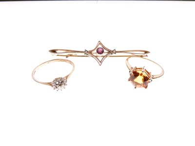 Lot 14 - Two 9ct gold dress rings, and a bar brooch