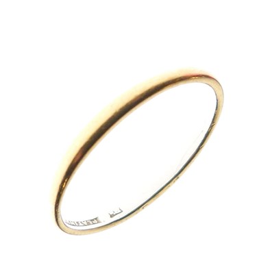 Lot 28 - Yellow metal (9ct) and platinum-lined wedding band