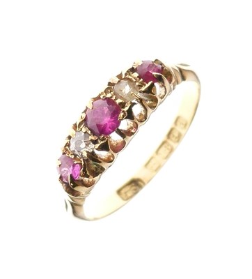 Lot 12 - 18ct gold five-stone ring