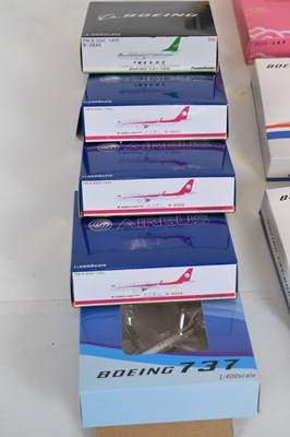 Lot 306 - Twenty-seven boxed 1:400 scale model planes