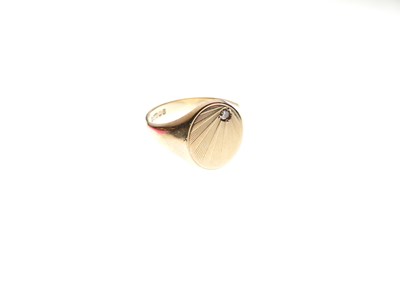 Lot 24 - Gentleman's 9ct gold signet ring