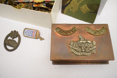 Lot 276 - Framed cap badges, and quantity of loose badges